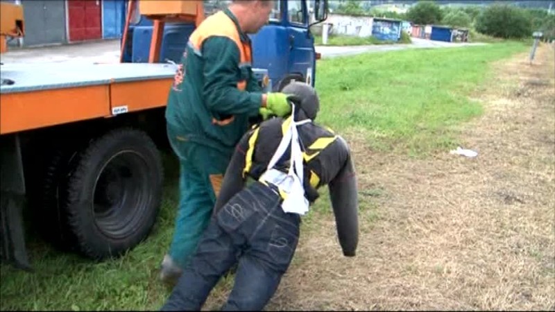 Zo šesťmetrového stĺpu visel človek. Pohľad bližšie odhalil pravdu