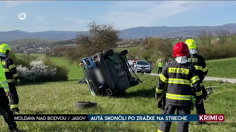 AUTÁ SKONČILI PO ZRÁŽKE NA STRECHE