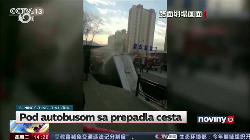 Pod autobusom sa prepadla cesta