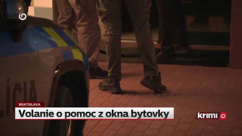 Volanie o pomoc z okna bytovky