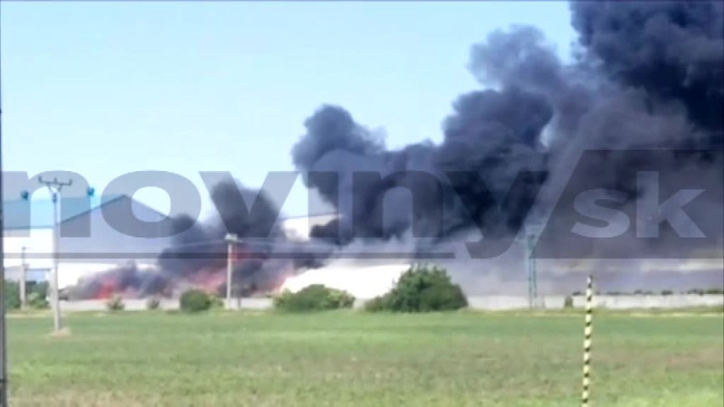 Pri požiari v sklade papiera zasahuje tucet hasičov