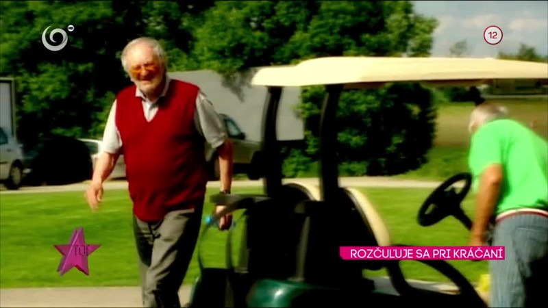 ROZČUĽUJE SA PRI KRÁČANÍ