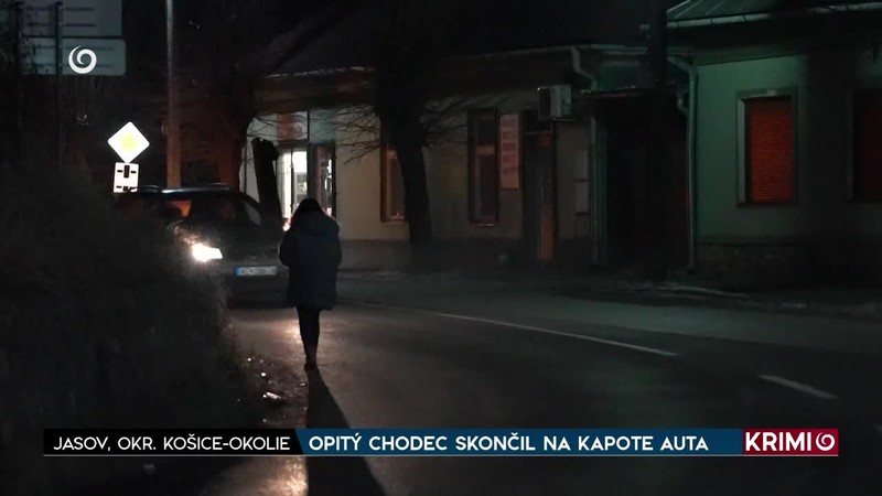 OPITÝ CHODEC SKONČIL NA KAPOTE AUTA