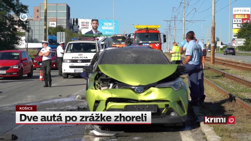 Dve autá po zrážke zhoreli