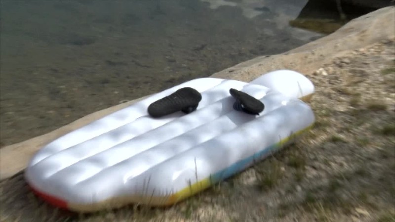 Muž (31) sa utopil po tom, ako sa s ním vo vode prevrátil matrac