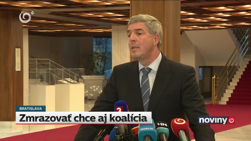 Zmrazovať chce aj koalícia