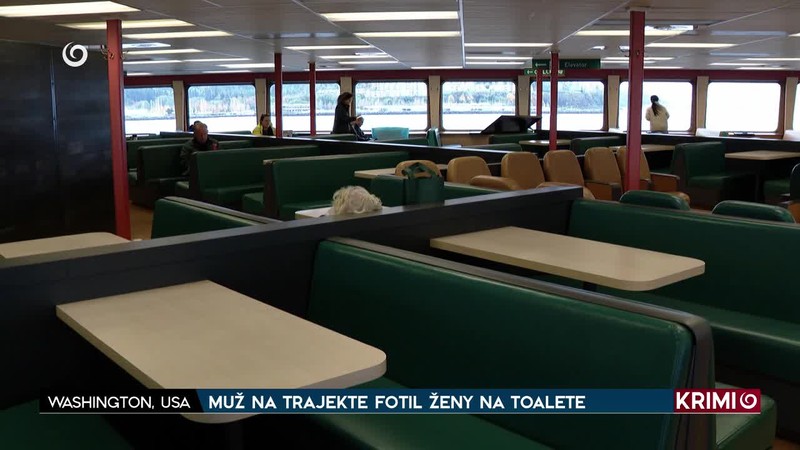 MUŽ NA TRAJEKTE FOTIL ŽENY NA TOALETE