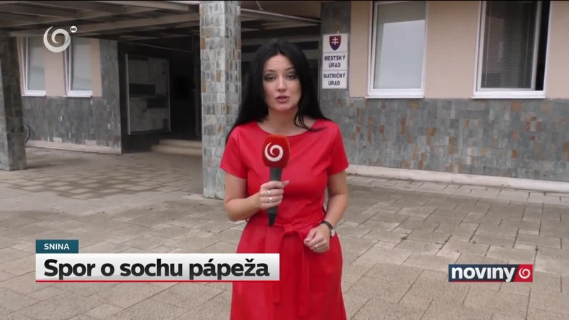 Spor o sochu pápeža