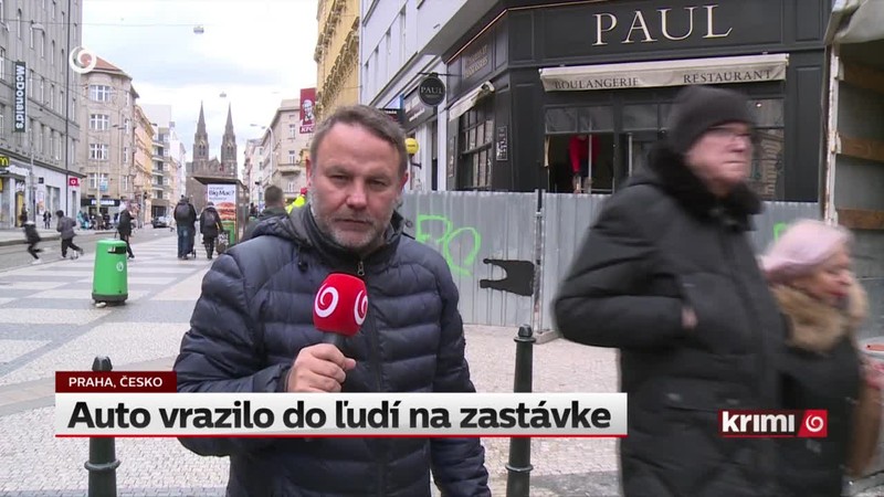 Auto vrazilo do ľudí na zastávke