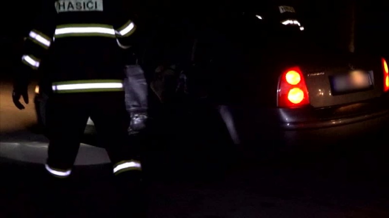 Sanitka viezla pacienta do nemocnice. Pri predbiehaní do nej vrazilo auto