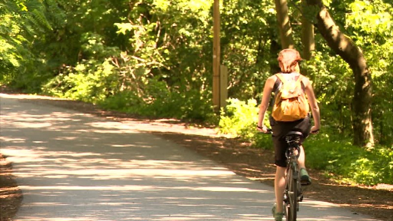 Cyklistu po páde museli ratovať záchranári. Nehodu vyšetruje polícia