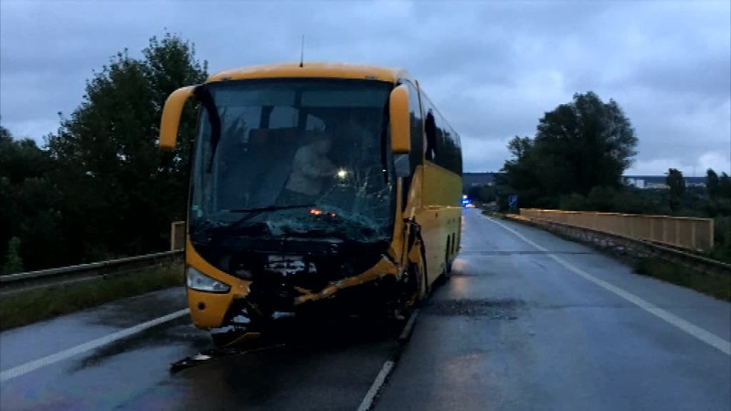 Nehoda autobusu s autom v Šahách si vyžiadala 4 mŕtvych