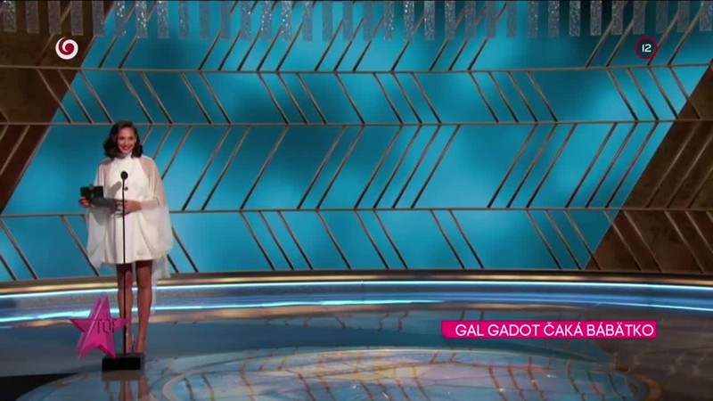 GAL GADOT ČAKÁ BÁBÄTKO