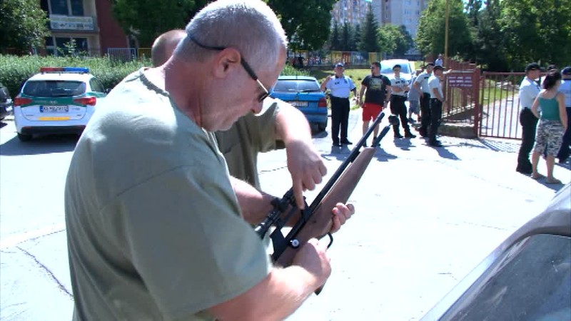Žiaci základnej školy mali zákaz vychádzať na školský dvor. Obsadili ho diviaky