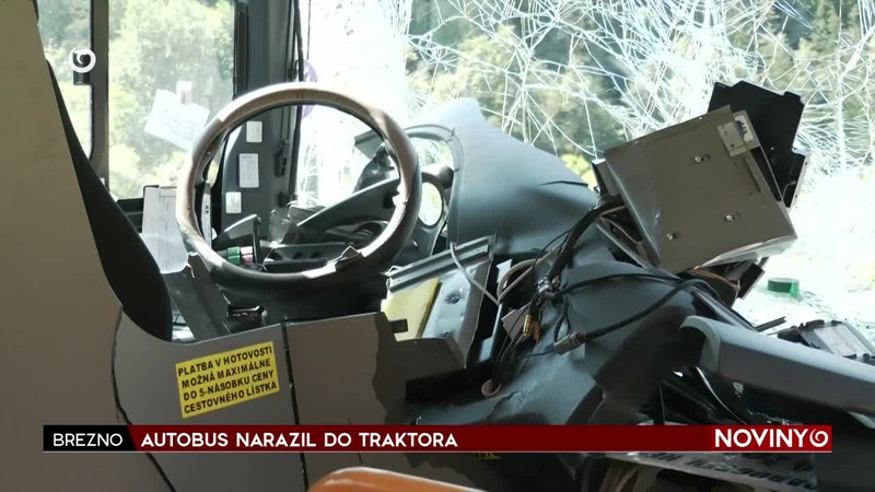 AUTOBUS NARAZIL DO TRAKTORA