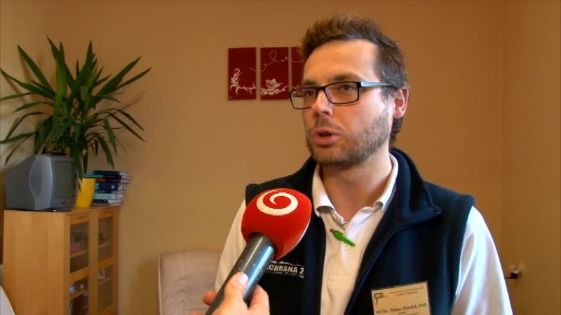 Nechali ho ležať na terase, neskôr ho našli mŕtveho. Za neposkytnutie pomoci ich čaká súd