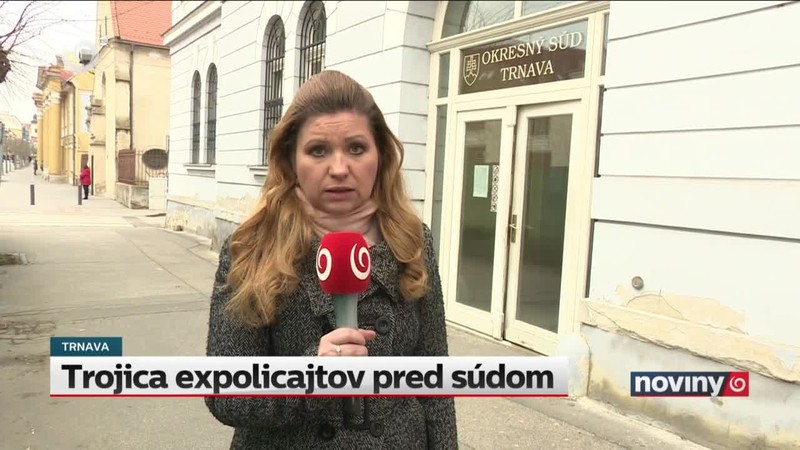 Trojica expolicajtov pred súdom