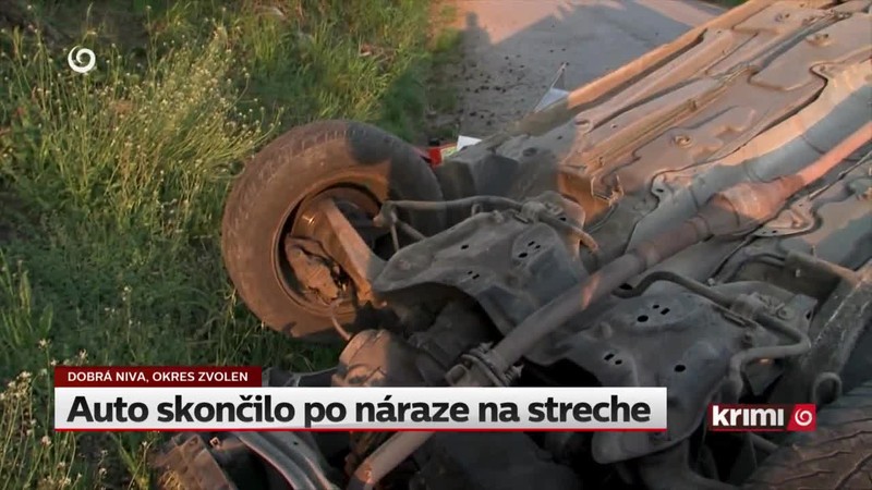 Auto skončilo po náraze na streche