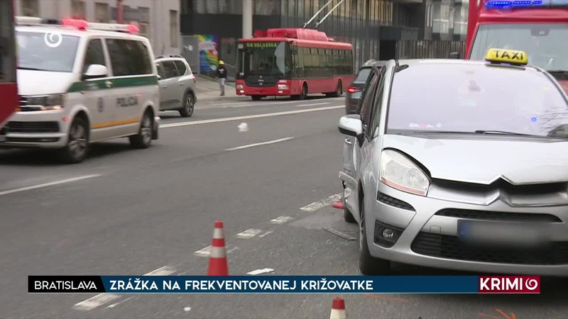 ZRÁŽKA NA FREKVENTOVANEJ KRIŽOVATKE