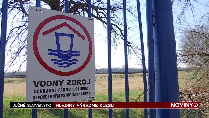 HLADINY VÝRAZNE KLESLI