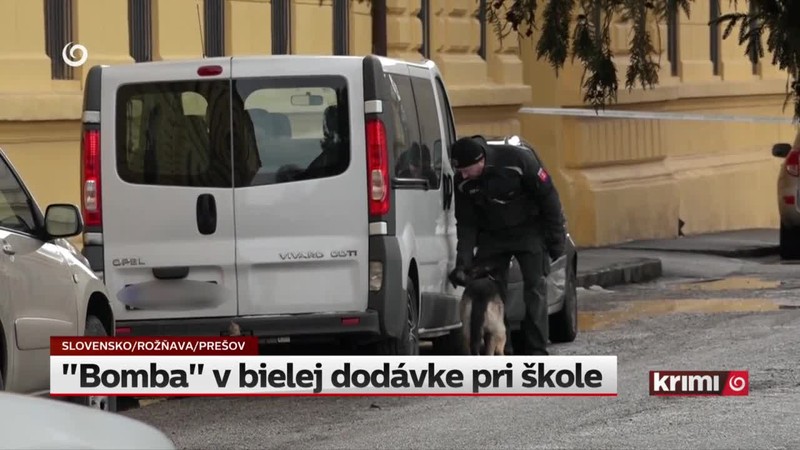 "Bomba" v bielej dodávke pri škole