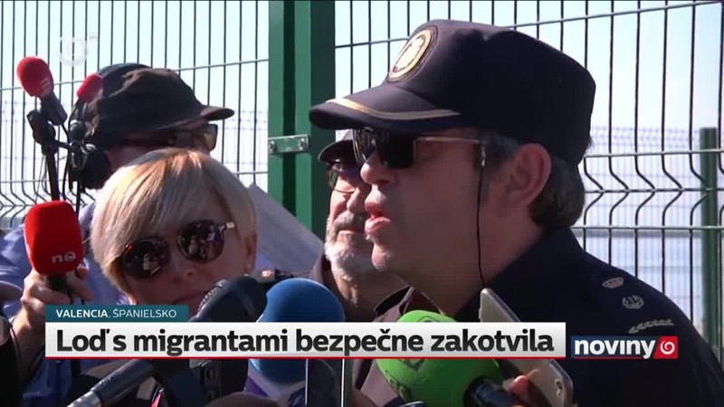 Loď s migrantami bezpečne zakotvila