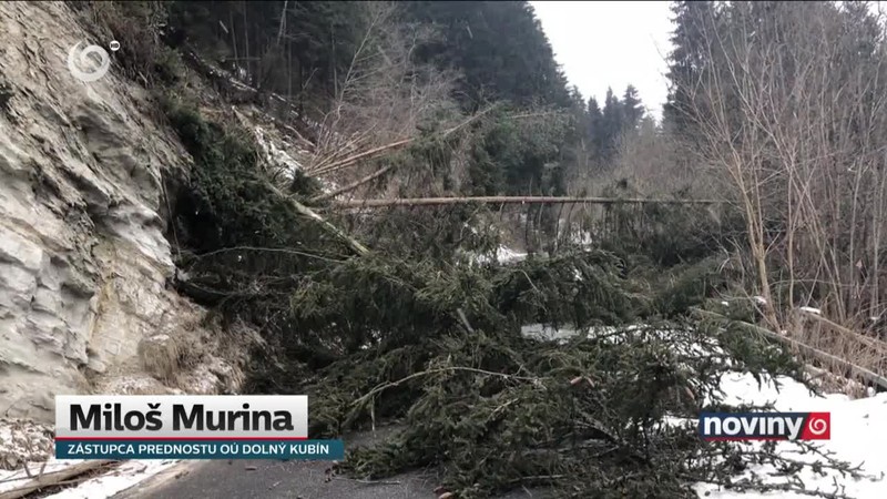Na cestu sa zrútili skaly