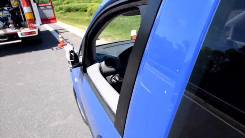 Auto narazilo do motorky, na ktorej sedel mladý záchranár. Vodiča rozptýlil ovad