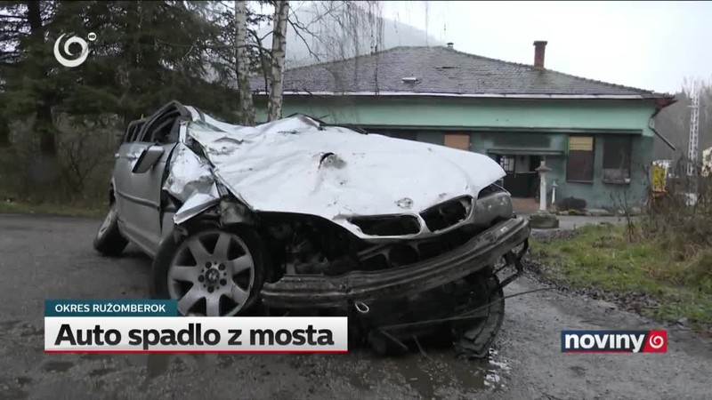 Auto spadlo z mosta