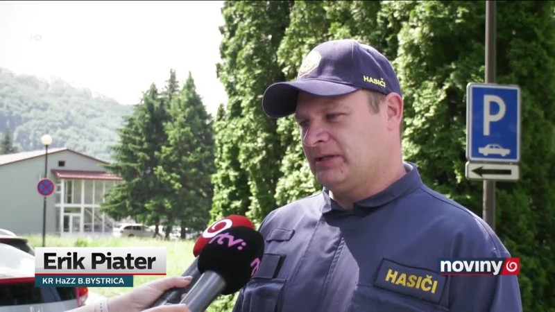 Voda zaplavila i autá v dvoroch