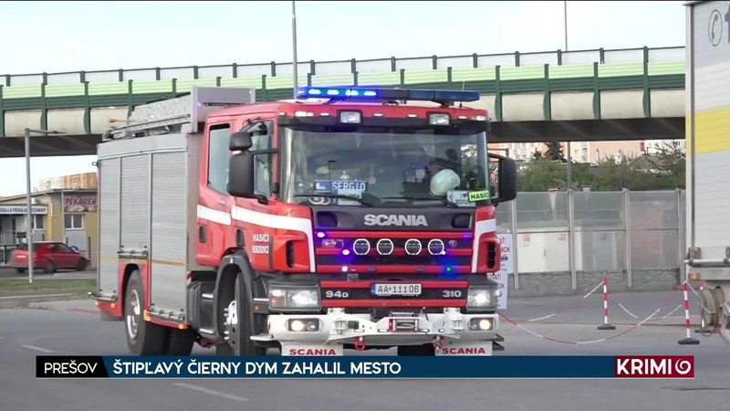ŠTIPĽAVÝ ČIERNY DYM ZAHALIL MESTO