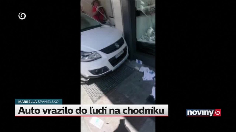 Auto vrazilo do ľudí na chodníku
