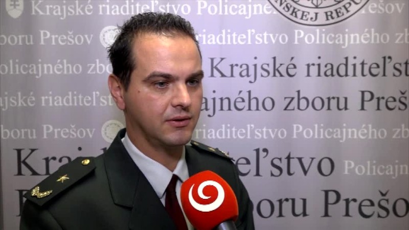 Desaťtonový valec poškodil cestný pirát. Prevrátil ho iba s osobným autom