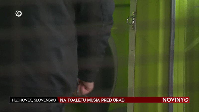 NA TOALETU MUSIA PRED ÚRAD