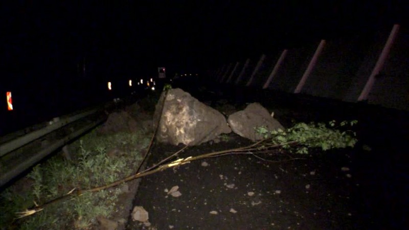 FOTO: Rozvodnený potok zatopil pivnice aj autá