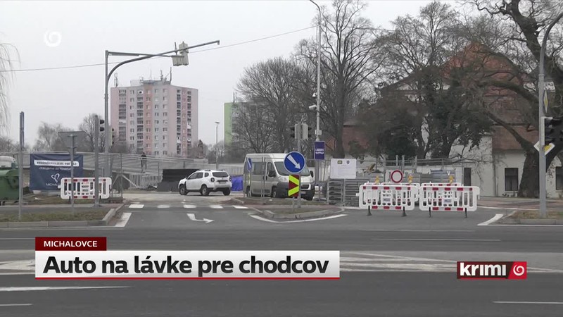Auto na lávke pre chodcov