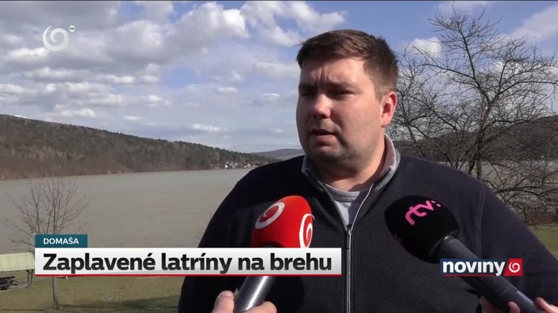 Zaplavené latríny na brehu