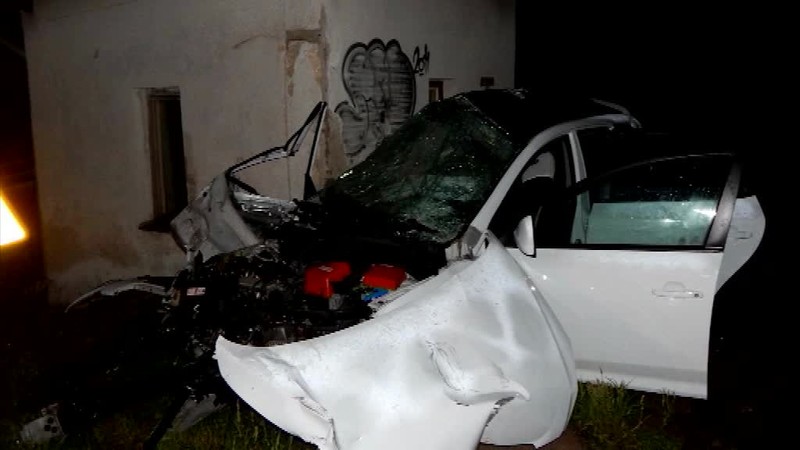 Mladý vodič chcel zrejme prejsť cez spustené závory. Spolujazdec (22) zomrel