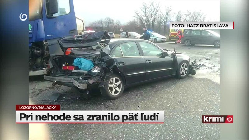 Pri nehode sa zranilo päť ľudí