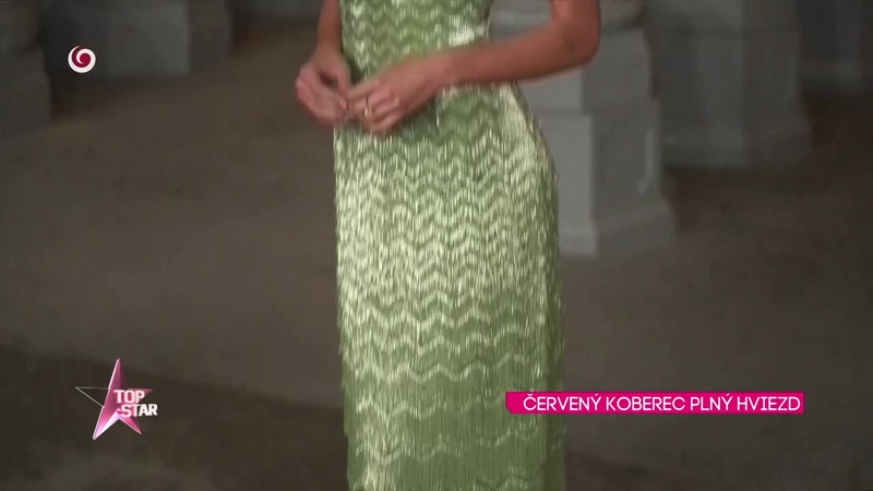 ČERVENÝ KOBEREC PLNÝ HVIEZD