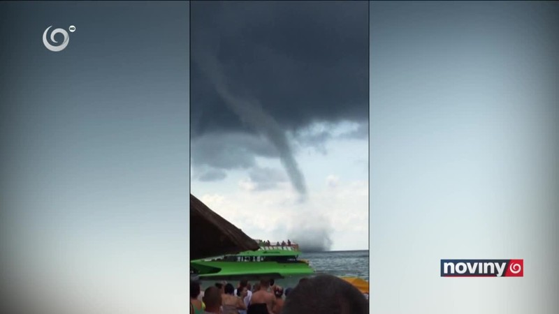 Pri pláži sa utvorilo vodné tornádo