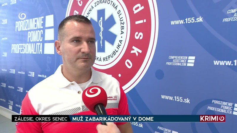 MUŽ ZABARIKÁDOVANÝ V DOME