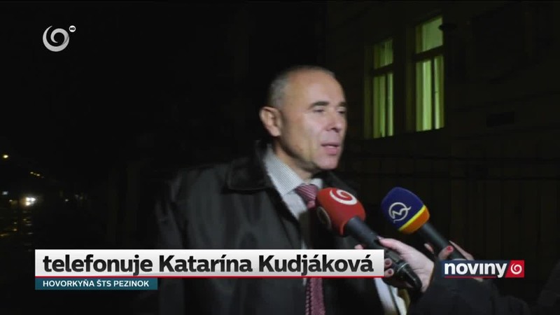 Policajt so ženou na súde