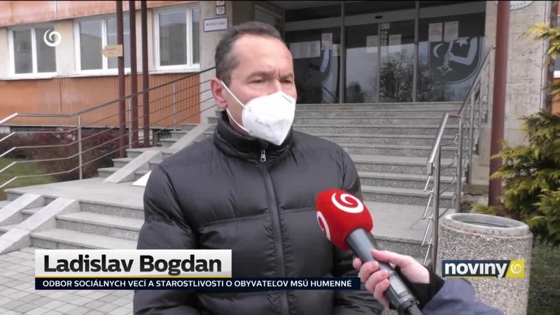 Policajné hliadky pred osadou