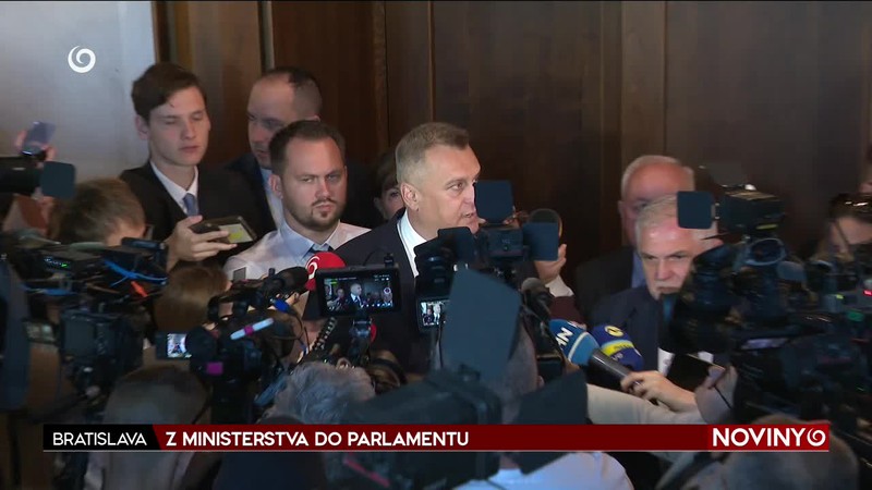 Z MINISTERSTVA DO PARLAMENT