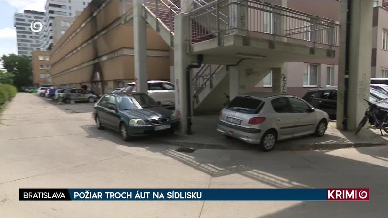 POŽIAR TROCH ÁUT NA SÍDLISKU
