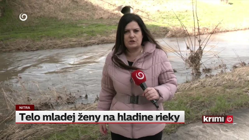 Telo mladej ženy na hladine rieky