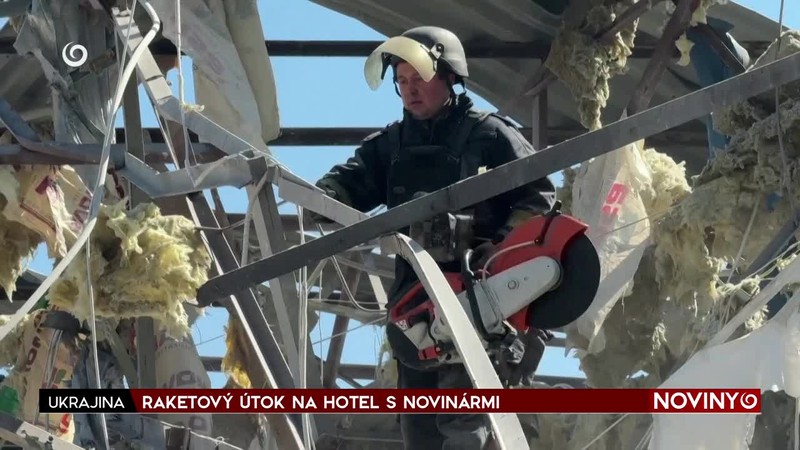 RAKETOVÝ ÚTOK NA HOTEL S NOVINÁRMI