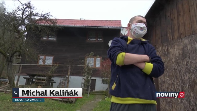 Kontajnery so štrkom a lopatami