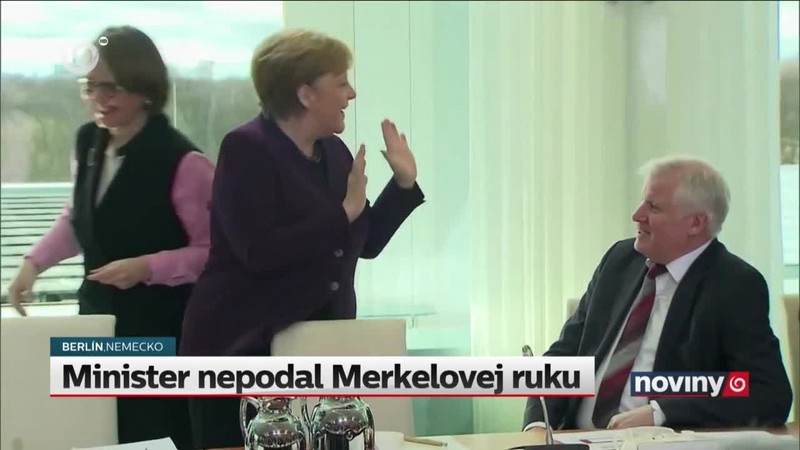 Minister nepodal Merkelovej ruku